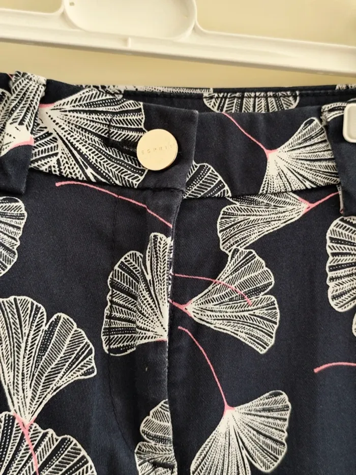 Beau pantalon court Esprit motifs fleuris stretch comme neuf - photo numéro 4