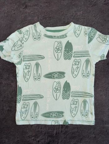 Tee shirt vert avec motifs