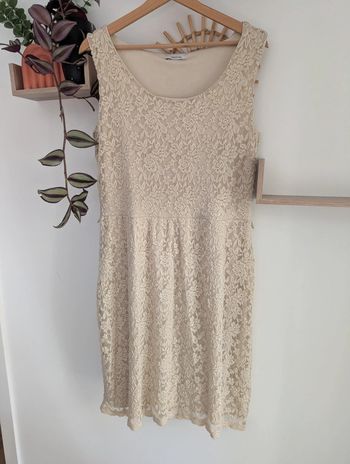 Robe beige en dentelle taille 44