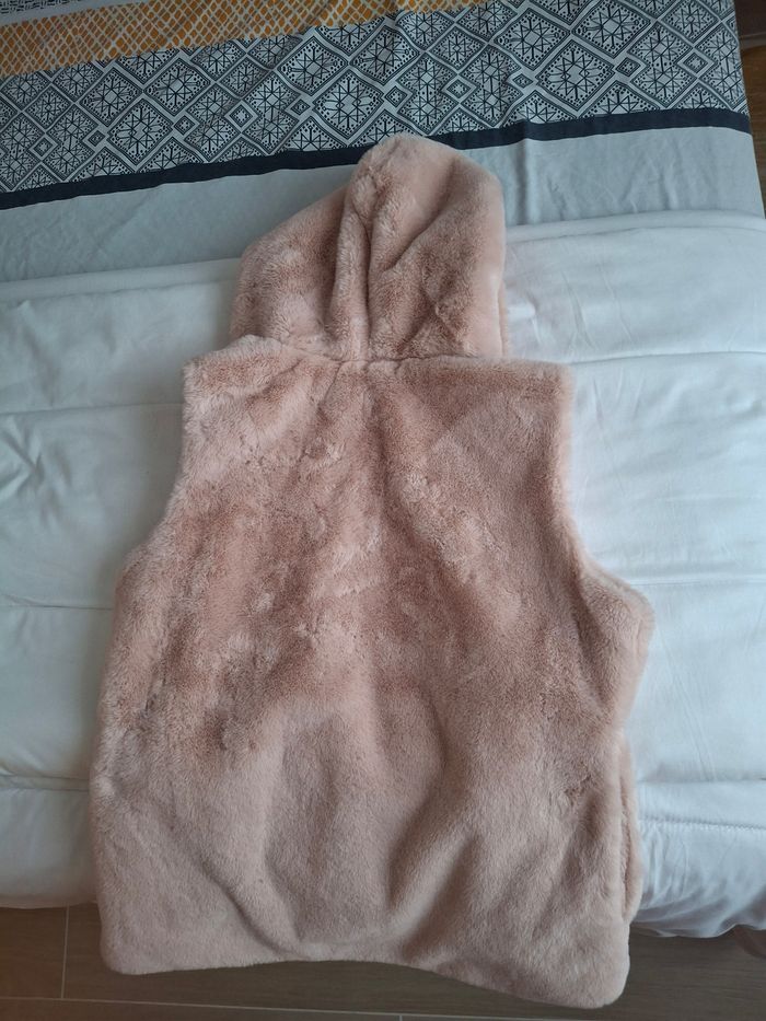 Fourrure sans manche avec capuche Tisaia jamais portée taille 44 - photo numéro 3