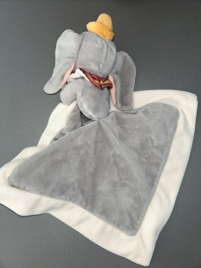 Doudou plat éléphant gris blanc Jaune Dumbo mouchoir couverture Disney baby - photo numéro 3