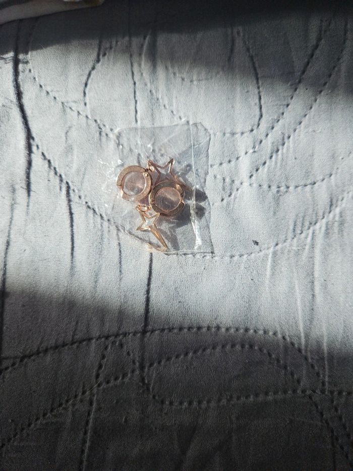 Paire de boucles d'oreilles clip punk neuves dorées