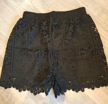 Short dentelle noire