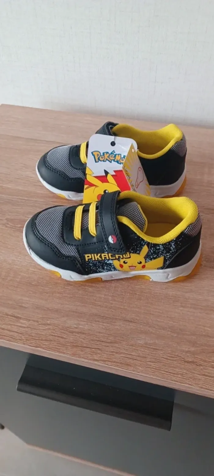 Baskets lumineuses à scratch garçon pickachu taille 25 neuves - photo numéro 6
