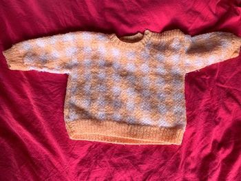 pull fait main saumon blanc 6 mois