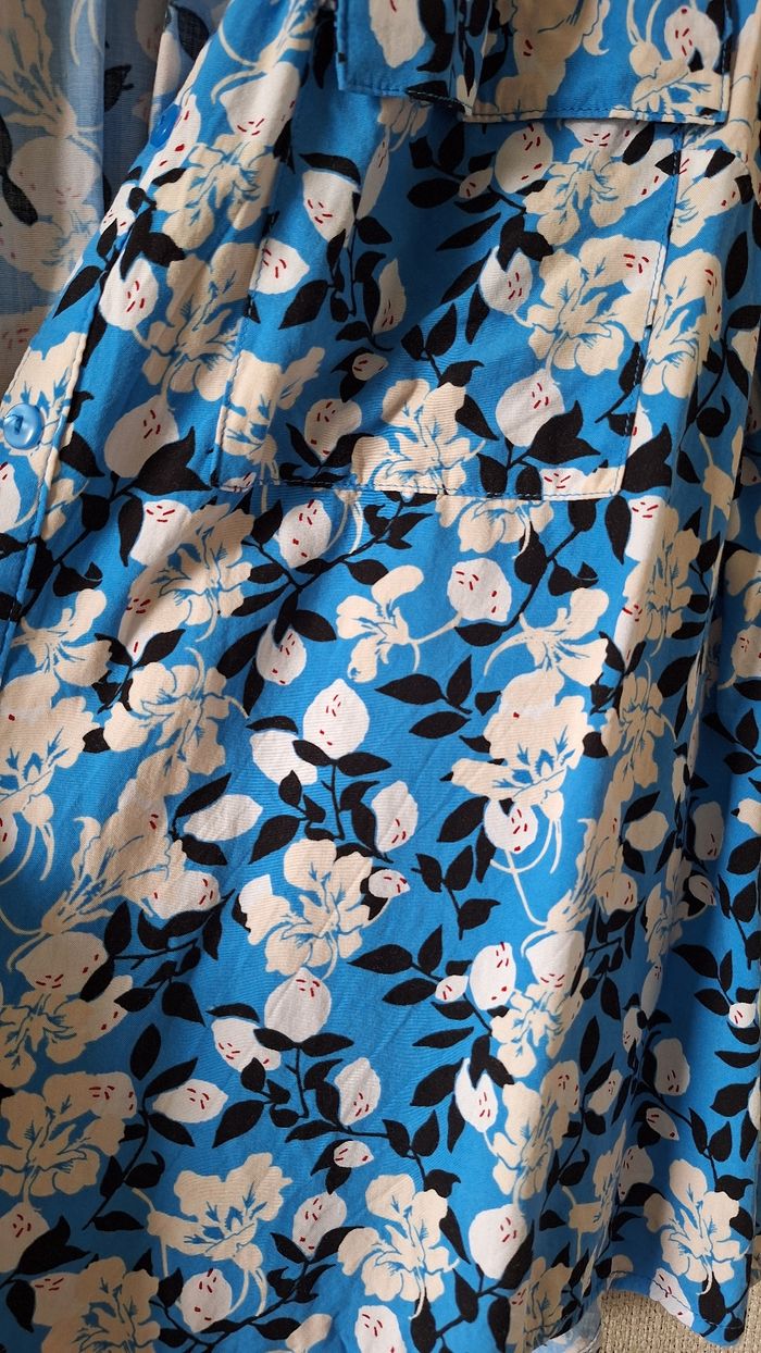 Top bleu fleurs - photo numéro 2