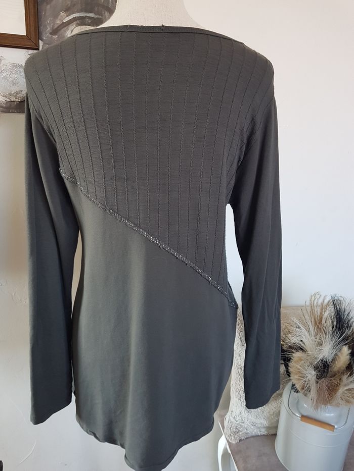 Pull fin gris, fils argentés, forme liquette, coton. Made in Italy. T42, aisselles 46cm, haut 61cm. - photo numéro 3
