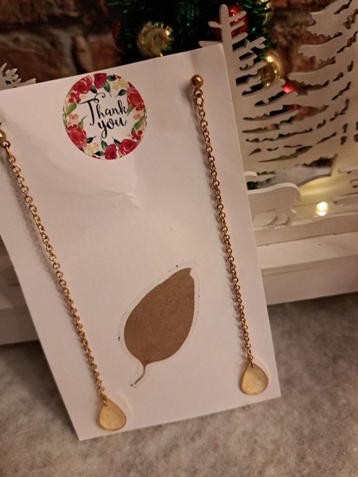 Boucles d'oreilles pendante en résine - photo numéro 4