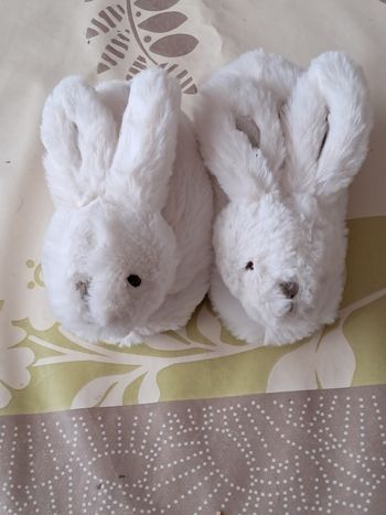 Une paire de chaussons avec tête de lapin