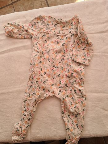 Pyjama. Bébé 9 mois. Tape à l œil. Fleurie