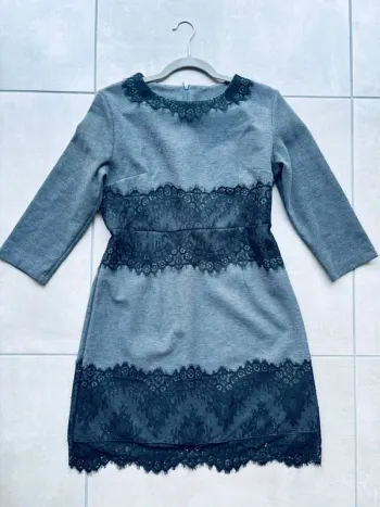 Magnifique robe grise et noire à dentelle neuve