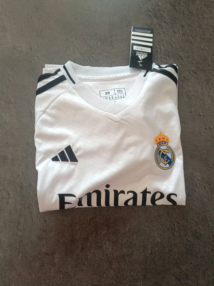 Tenue foot Real Madrid blanc. T.20 - photo numéro 4