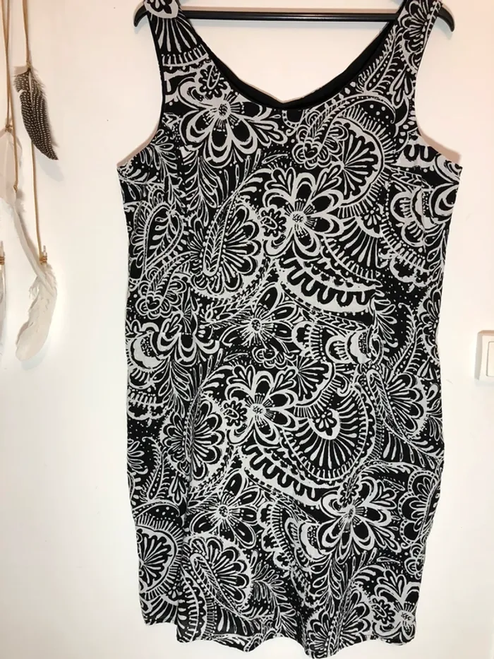 Robe noire et blanche
