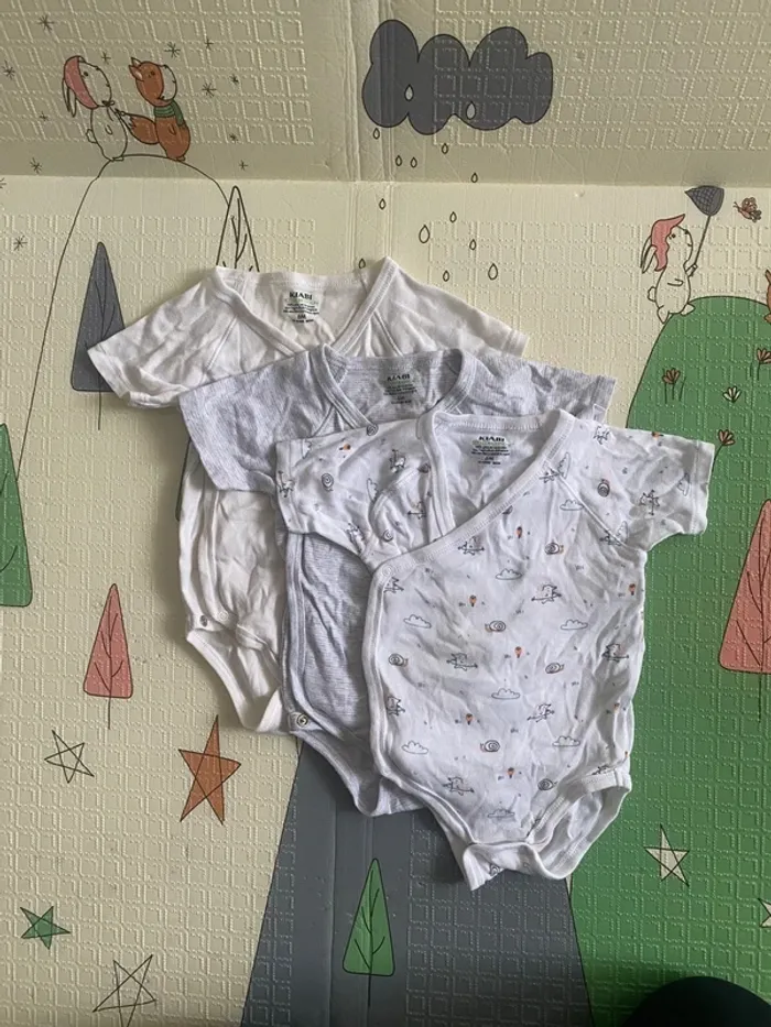Lot 3 bodies manches courtes Kiabi