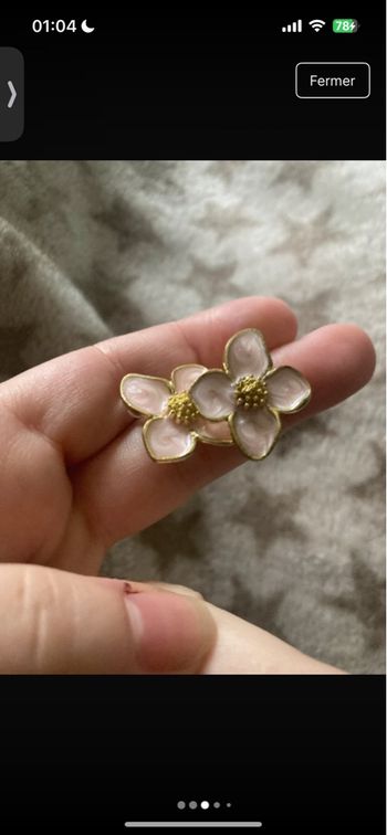 Boucles d’oreilles NEUVES forme de fleurs couleur blanc nacré