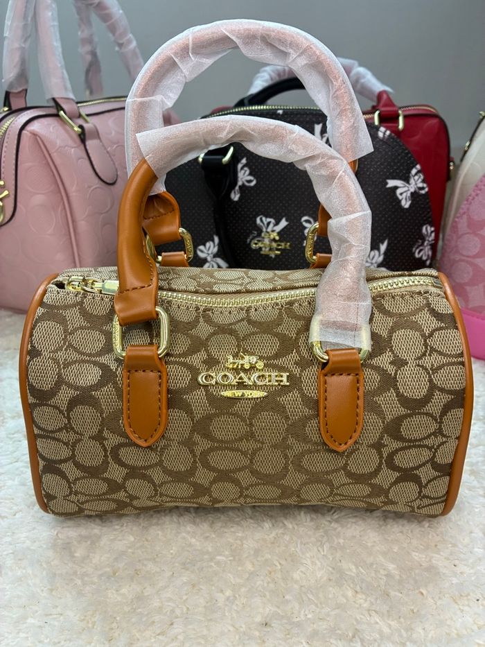 Coach Signature Camel – Élégance Intemporelle