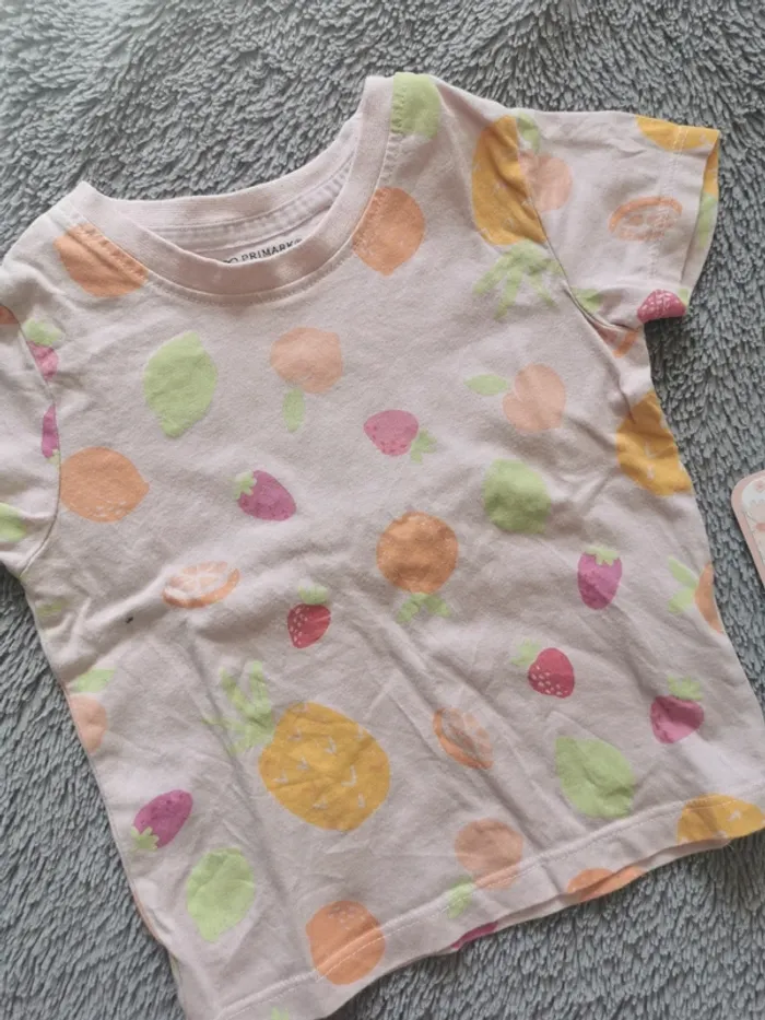T-shirt fruits Primark 12 mois - photo numéro 2