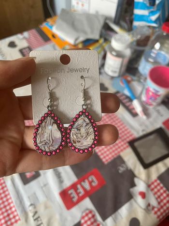 Boucles d’oreilles.