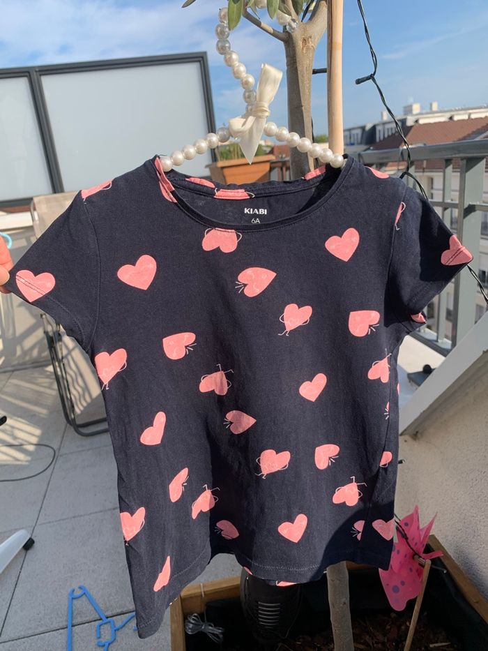 Tee-shirt coeurs roses. Marine.