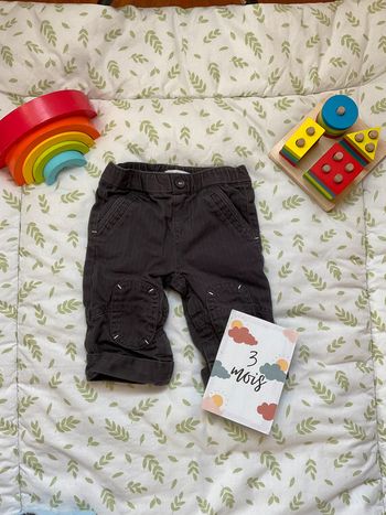 pantalon gris fines rayures blanches 3 mois kimbaloo