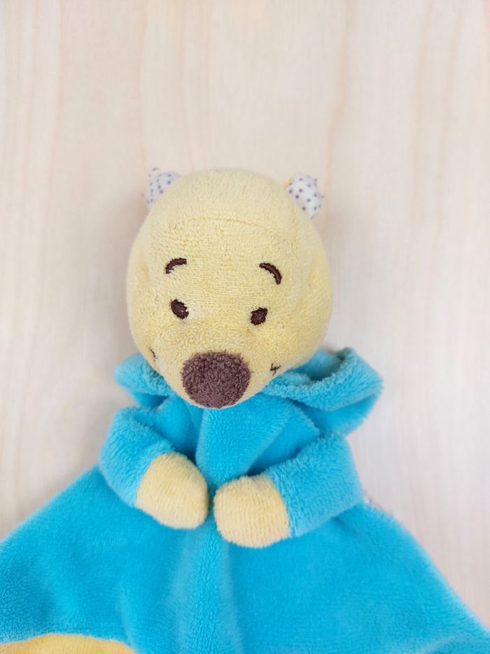 Doudou plat Winnie l'ourson déguisé en lapin DISNEY NICOTOY bleu jaune abeille - photo numéro 5