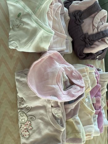 Lot bébé filles 1 mois.