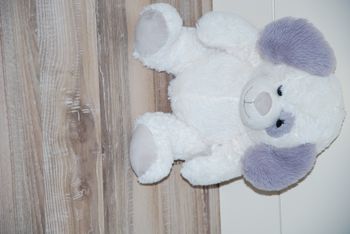 doudou peluche gifi chien lapin assis gris et blanc tache à l'oeil
