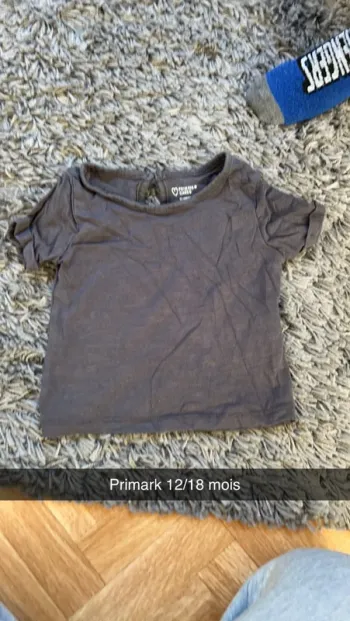 TEE shirt primark 12/18 mois