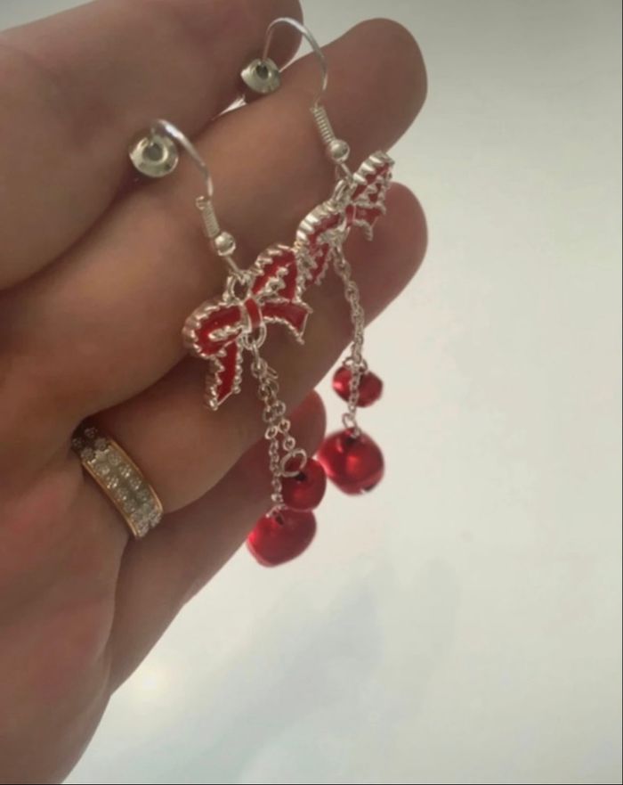 Boucles d’oreilles 🎀 NEUVES pour femme forme de noeuds couleurs argenté et rouge - photo numéro 6