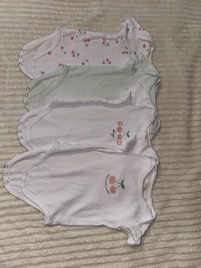 Lot de Bodies cerises - manches longues- blanc, rose - In Extenso - 6 mois - excellent état - photo numéro 2