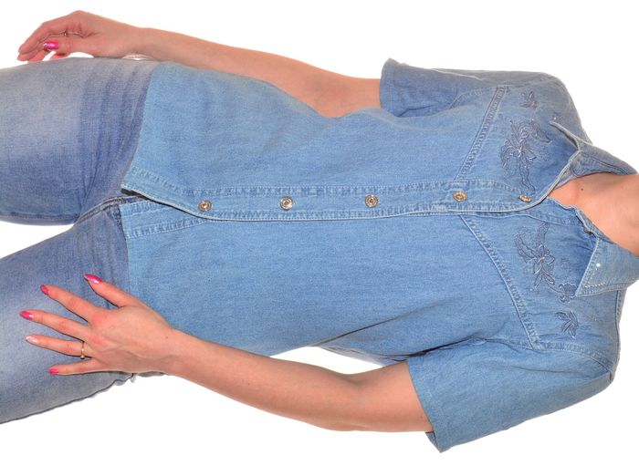 chemise manches courtes bleu jean fluide détail floral au col taille M