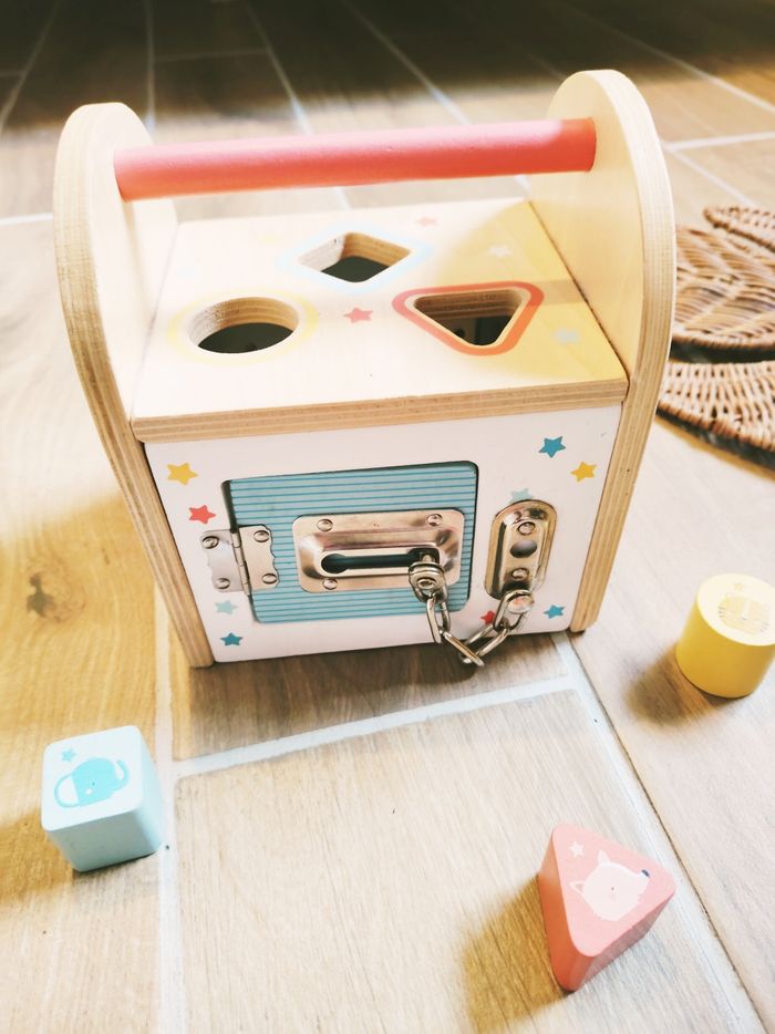 🏠Maison 2 en 1 en bois multi activités boîte à formes et verrous marque Vertbaudet - photo numéro 3