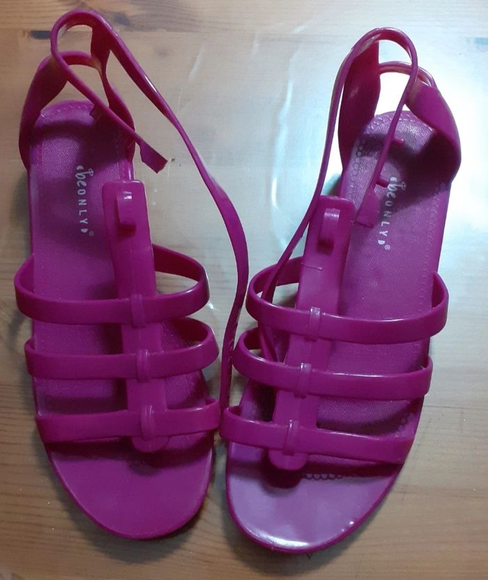 Sandales en plastique t. 36