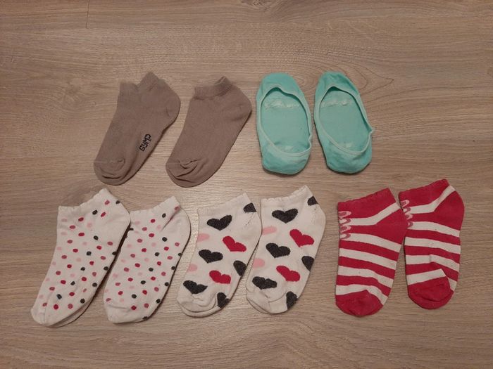 Lot de 4 paires de socquettes et une paire de protège-pieds T 31-34 - photo numéro 2