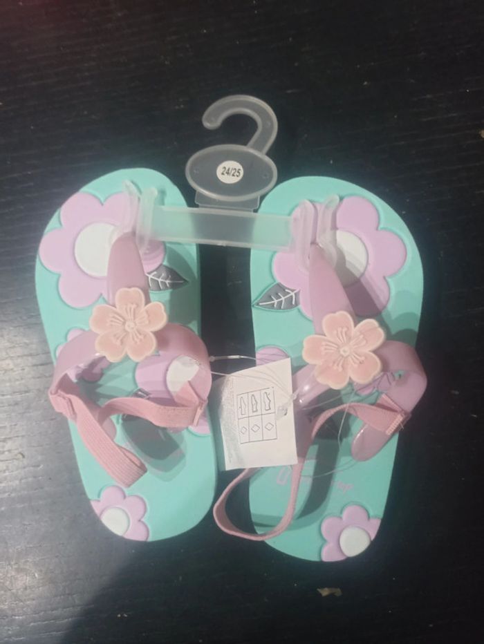 Tongs fleurs taille 24 25