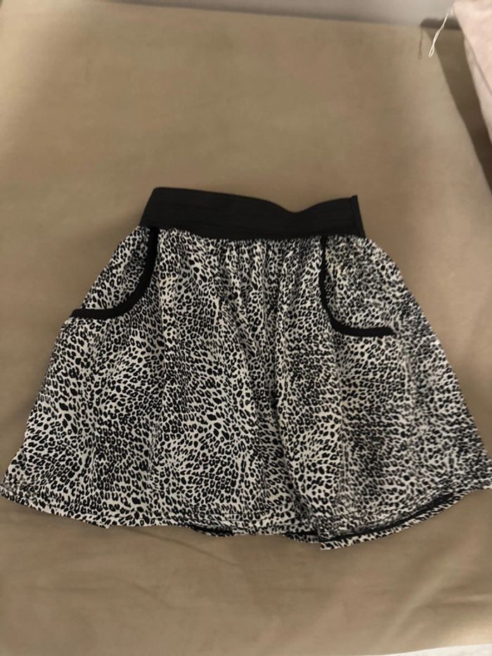 Jupe noir et blanche 6 ans peu porté - photo numéro 2