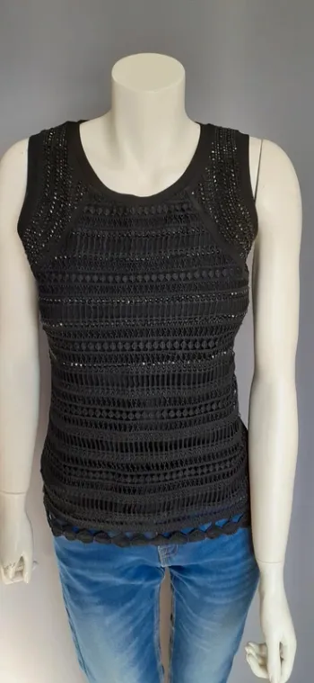 Joli haut noir avec dentelle et strass noir.