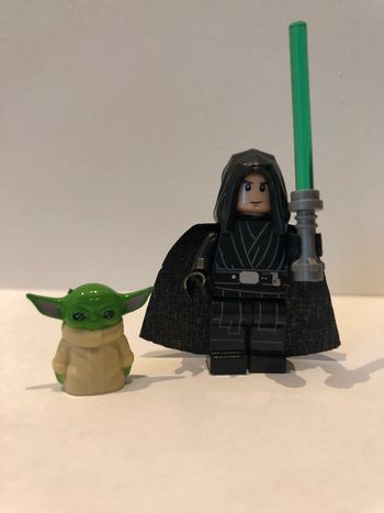 Figurine type lego Jedi Luke Skywalker et Grogu. Star Wars