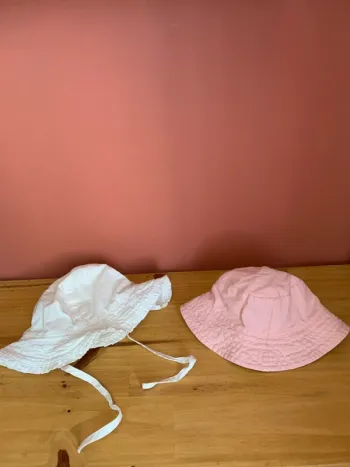🧢 Lot de 2 bobs fille 3-6 mois – rose & blanc – Très bon état