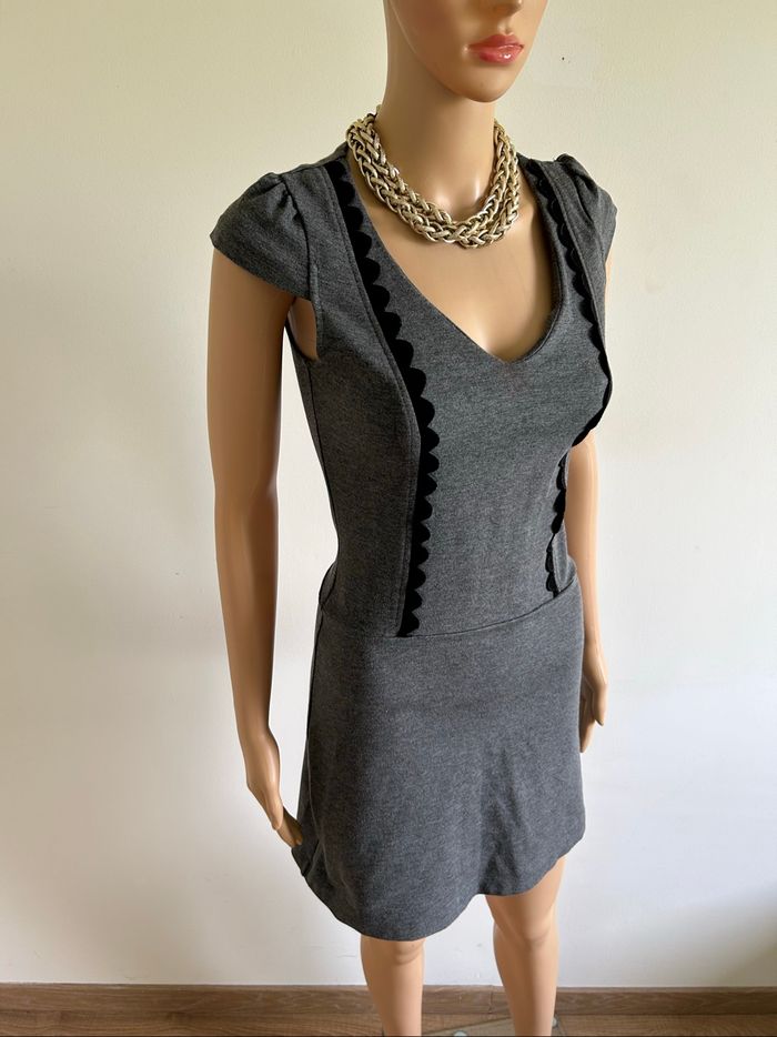 Robe grise et noire neuve à manches courtes Naf Naf taille XS - photo numéro 2