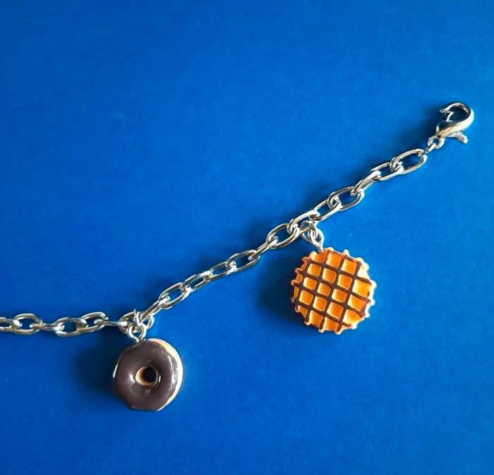 Bracelets NEUFS avec perles et breloques - photo numéro 4