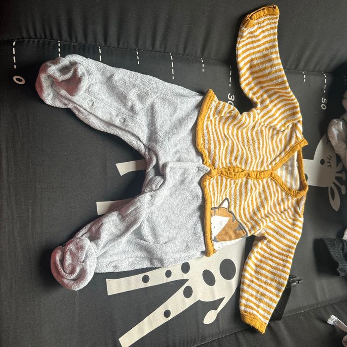 Bonjour vend pyjama gris à à rayures jaune et blanc avec un tigre dessus et la taille c’est du trois mois