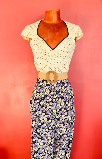 Élégant top jaune à dentelle et pois noirs