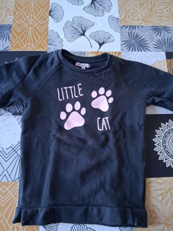 Sweat fille noir motifs roses 6 ans