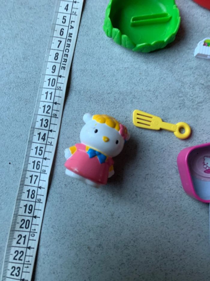 Lot en bras hello kitty dont une figurine et une boîte métal - photo numéro 5