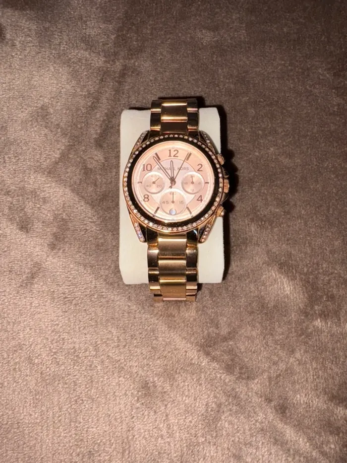 Montre Michael Kors. Rose doré en bon état - photo numéro 2