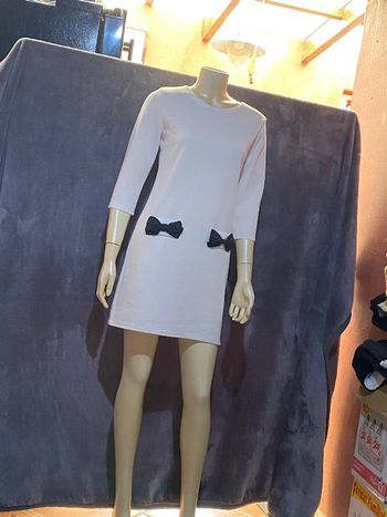 Robe blanche avec petit noeud noir taille M