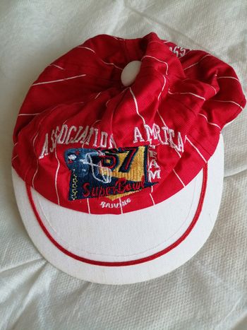 casquette rouge et blanche