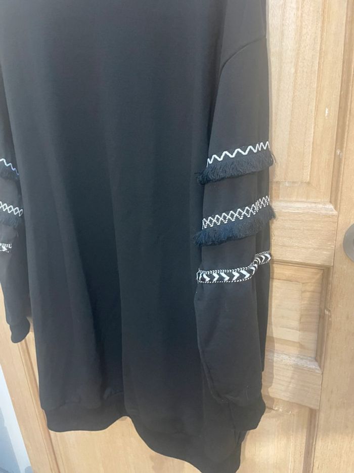 Sweat long noir SHEIN taille M avec détails brodés et franges - photo numéro 2