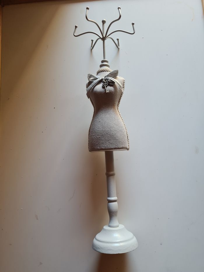 Buste porte bijoux. Gris.  42 cm. Qui se démonte - photo numéro 5